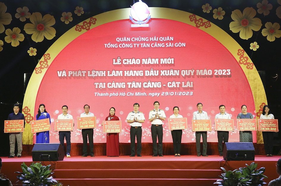 Lãnh đạo Tổng công ty Tân Cảng Sài Gòn trao 2,7 tỷ đồng cho quỹ “Vì người nghèo”; quỹ “Từ thiện Bông Sen” của TP. Hồ Chí Minh
